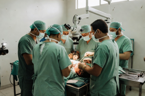 IMSS-Bienestar reactiva programa de trasplante de córnea con cirugía exitosa en paciente de 71 años