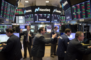 Mercados bursátiles muestran divergencia: Nasdaq 100 sube 34% impulsado por auge de la IA