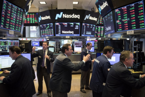 Mercados bursátiles muestran divergencia: Nasdaq 100 sube 34% impulsado por auge de la IA