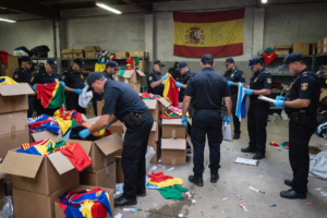 Policía española incauta 66,000 camisetas falsificadas durante el Mundial 2026