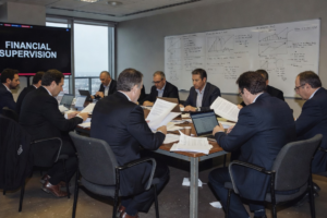 Supervisores financieros alertan sobre riesgos de IA tomando decisiones ilegales autónomas