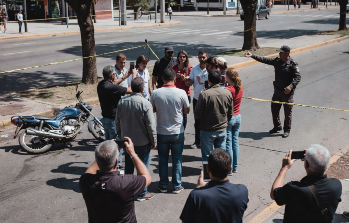 Accidente fatal en La Plata: ciclista de 85 años muere tras ser atropellado por una moto